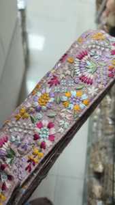 Cordones bordados a máquina en varios diseños y colores para vestidos de novia, hechos a medida, con diseño floral sobre tela de base morada - Product Image 4