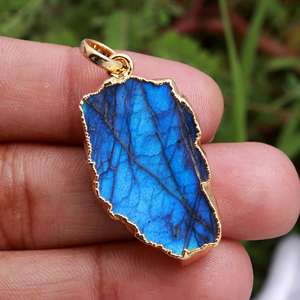 จี้เครื่องประดับหินไฟลาบราดอไรต์สีฟ้าตามธรรมชาติชุบโลหะด้วยไฟฟ้าแบบโบฮีเมียน - Product Image 4