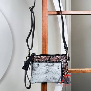 Cuir de vachette rustique de haute qualité bracelet sac à main personnalisé en cuir repoussé à la main petite pochette sac à bandoulière pour femmes - Product Image 1