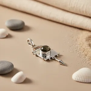 Colgante Minimalista de Plata 925 con Piedra Verde para Mujer, Diseño de Flecha con Engaste de Bisel, Joyería para Uso Diario - Product Image 2