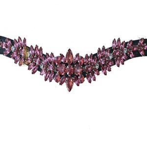 Brida de caballo rosada elegante e impresionante, banda para la frente hecha de cuero duradero, bandas de brida a precios al por mayor. - Product Image 4