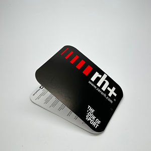 ป้ายแกว่งมุมทรงกลมพิมพ์โลโก้เคลือบเงาด้วยแสง UV พร้อมเชือกเคลือบผิวด้านป้ายติดเสื้อผ้า - Product Image 4