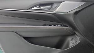 Cadillac CT4-V 2025 d'occasion en excellent état, propulsion arrière, turbo, électrique, boîte automatique standard, intérieur cuir foncé, régulateur de vitesse adaptatif, jantes R17 - Product Image 5