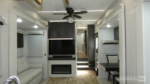 NEATLY USED 2024 Cross Roads RED WOODs 4001 LK Fifth Wheel à vendre pour le camping et les voyages - Product Image 6
