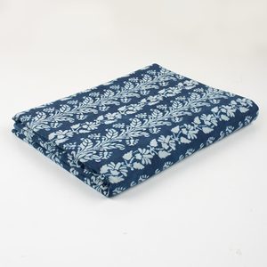 Tissu en coton bleu indigo à imprimé floral au mètre, tissu indien imprimé à la main au bloc, teinture végétale naturelle pour la couture - Product Image 1