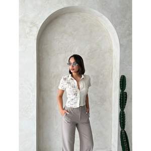 Blusa de Mujer con Elegantes Detalles de Encaje, Camisa Brillante para Mujeres Amantes de la Moda - Product Image 4