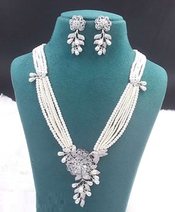 Ensemble de bijoux de mariée élégants et personnalisés de qualité supérieure collier et boucles d'oreilles avec option de gravure personnelle disponibles au prix de gros - Product Image 1