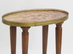 โต๊ะข้างหินอ่อนฝรั่งเศสทรงรีขนาดเล็กโบราณโต๊ะเน้นไม้ทองเหลืองเฟอร์นิเจอร์ขนาดเล็กหรูหรา - Product Image 5