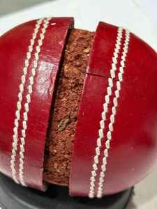 Balle de cricket de couleur personnalisée Premium RX | Balle dure en cuir véritable Logo personnalisé | Qualité sportive professionnelle légère - Product Image 6