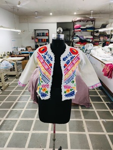 Chaqueta Corta Bordada a Mano con Flecos para Mujer, Estilo Bohemio Chic, Ideal para la Playa en Verano - Product Image 3