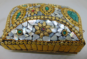 Pochette brodée artisanale indienne pour femme avec cadre en laiton et métal, ornée de miroirs et de Gota Patti, de Delhi Lowellcraft.com - Product Image 3