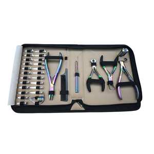 Kit d'extension capillaire pour coiffeur, comprenant un outil de dépose de perles à ondulation plate, un applicateur pour extensions à bandes, un peigne de séparation des cheveux, un coupe-adhésif et une boucle de tirage - Product Image 1