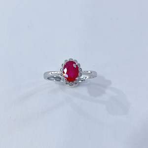 Encantador anillo de Plata de Ley 925 con un rubí natural con baño de platino <span class=keywords><strong>en</strong></span> un elegante corte ovalado - Product Image 4