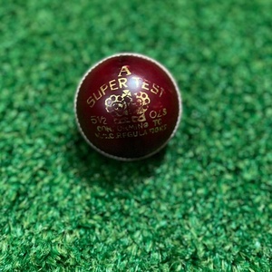 Ballon de cricket rouge cousu à la main, qualité professionnelle pour les matchs - Product Image 1