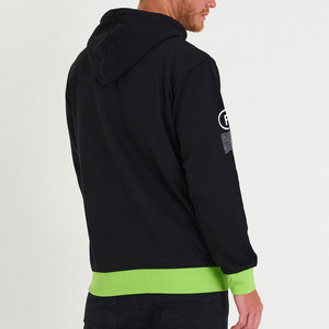 Sudadera con capucha negra para hombre con detalles en verde neón y estampado de "El futuro pertenece a los fuertes", estilo streetwear, corte regular. - Product Image 4