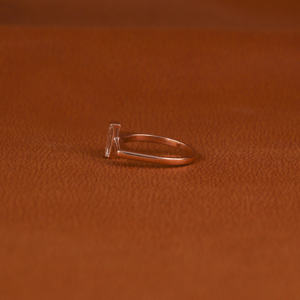 Bague de mariage au design classique simple à la mode Solitaire en or 18KT avec diamant de laboratoire taillé en baguette sur mesure fait à la main certifié IGI - Product Image 2