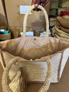 Sac à main carré en crochet fait main pour femme de Madagascar, 100 % coton écologique, bicolore avec pompon et doublure en toile, fermeture auto-agrippante - Product Image 2