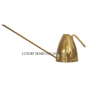 Grande canette d'eau décorative en métal avec un motif floral en relief et une poignée ergonomique pour une utilisation pratique. - Product Image 2