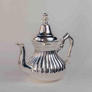 Théière marocaine en métal de haute qualité avec finition argentée, vente en gros - Product Image 1