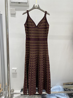 Ensemble deux pièces tendance 2026 pour femme : cardigan en maille fil doré et robe longue camisole avec boutons dorés