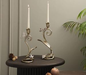 Soporte de vela artesanal de aluminio dorado, estilo real, perfecto para agregar un encanto elegante, acogedor y decorativo - Product Image 1