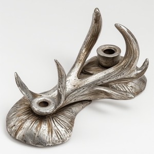 Portavelas de cuerno de Reno fundido de aluminio hecho a mano con trabajo artesanal en tono plateado martillado Diseñado para interiores decorativos - Product Image 2