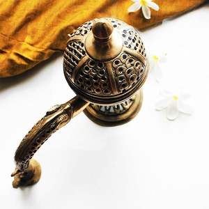 Quemador de incienso de latón de estilo vintage, tallas elegantes de cuerpo y tapa para rituales religiosos o prácticas de alivio del estrés - Product Image 4