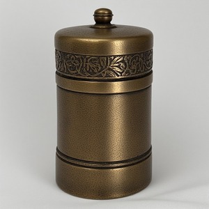 Moulin à sel et poivre en bois vintage avec surface lisse polie Travail artisanal offrant un accent décoratif pour les intérieurs de salle à manger - Product Image 4