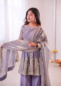 Conjunto de Kurti y Gharara de Moda Festiva, Ropa Étnica India, Bordado Intenso, Dupatta con Espejo Real, Traje para Mujer - Product Image 4