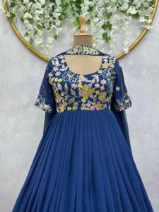 Venta al por mayor Signature Color vestido de diseñador en Premium Faux Georgette con forro interior refinado y exquisito detalle de encaje - Product Image 3