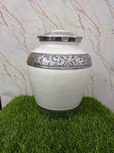 Urna de cremación de aluminio blanco para cenizas de adultos Urna funeraria de metal hecha a mano con acabados y grabado elegantes - Product Image 4