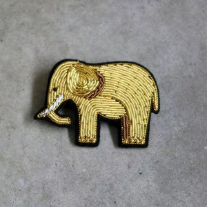 Breloque de sac de luxe faite à la main avec broderie de perles et pompon, style personnalisable, breloques de sac brodées de perles de rocaille - Product Image 1