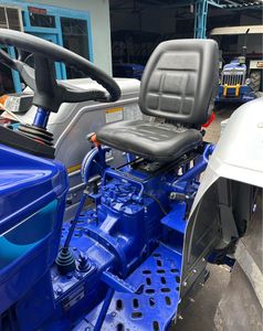 Tractor de ruedas 2024 Farmtrac 6050 4x4 con 50hp 2WD y componentes esenciales del engranaje-Motor usado y caja de cambios incluidos - Product Image 2