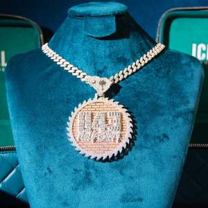 Colgante Circular de Oro de 14K Personalizado 843 con Moissanita VVS de 21.0ctw, Corte Brillante Redondo, Engaste en Bisel - Elegante y Único para Uso Diario Unisex - Product Image 2