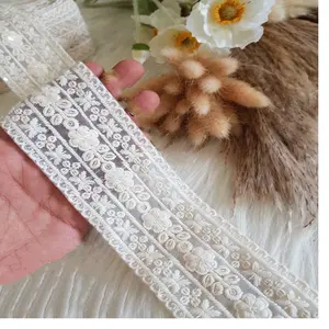 定制花卉绣花在白色网布上的几种颜色的方法，用于不同尺寸的2英寸宽度