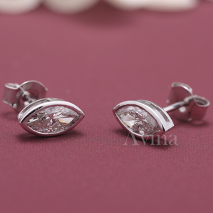 Boucles d'oreilles clous en diamant de laboratoire certifié IGI, taille marquise, serties clos en or 18 carats, style minimaliste, cadeau idéal pour mariage et anniversaire - Product Image 1