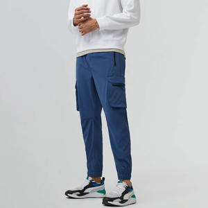 Jogging pour homme en bleu Yale, à séchage rapide, lavé, avec logo personnalisé, respirant, pantalon pour homme, poches à rabat sur les jambes avec fermetures éclair et poche arrière - Product Image 3