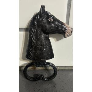 Ouvre-bouteille vintage en fonte avec un design mural rustique, parfait pour les cuisines de ferme, les patios extérieurs et les bars domestiques - Product Image 5