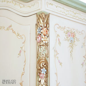 Armario de Lujo Estilo Francés Color Crema con Arte Floral Pintado a Mano, Detalles Ornamentales en Dorado y Tallados para Dormitorio de Palacio - Product Image 4