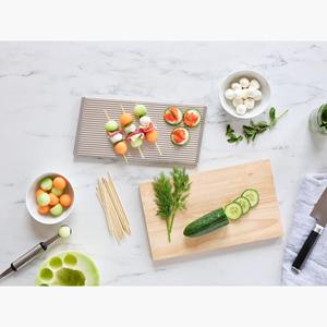 Planche à découper décorative en bois avec charme rustique et forme élégante pour ajouter du style et de la praticité aux cuisines - Product Image 4