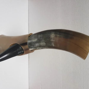 Corne à boire sculptée d'animaux vikings avec support en métal, corne de buffle écologique fabriquée à la main pour la bière/le vin durable et la décoration intérieure - Product Image 1