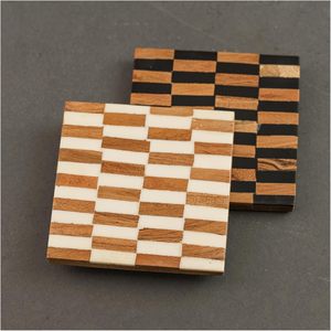 Juego de bebidas de madera de 4 pulgadas con diseño cuadrado a cuadros, posavasos de madera hechos a mano, tamaño personalizado, color madera Natural - Product Image 4