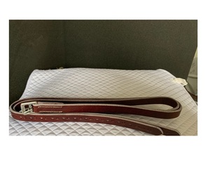Étriers en cuir de buffle rouge de haute qualité pour l'équitation, avec une conception robuste, une prise confortable et antidérapante - Product Image 1