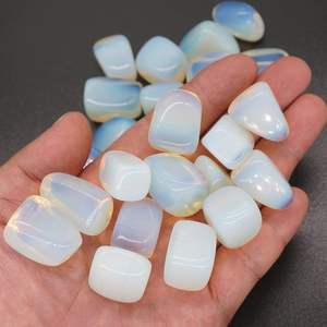 Venta al por mayor a granel Opalite Crystal Tumbled Stones Reiki Chakra Gemstone Pebble Agate Técnica de curación grabada - Product Image 6