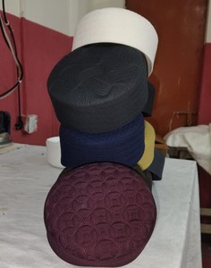 Vente chaude Classique Bukhari Koofi Personnalisé Brodé Musulman Prière Cap Bleu Noir Blanc Chapeau pour Quatre Saisons au Bangladesh - Product Image 4