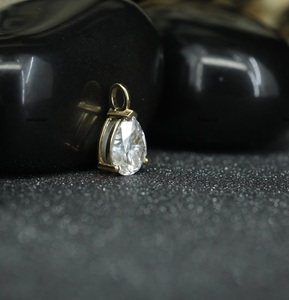 Pendentif de mariage en moissanite taille poire pour homme et femme par Phoenix Enterprise, en argent sterling 925 plaqué or jaune - Product Image 5