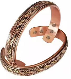 Bracelet élégant en cuivre pur 99.9% avec thérapie magnétique et ajustement réglable personnalisable et avant-gardiste - Product Image 1