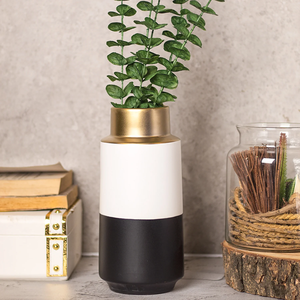 Un vase en porcelaine sculpté délicat avec un dessus à volants et des accents floraux appliqués colorés. Disponible aux prix de gros. - Product Image 5