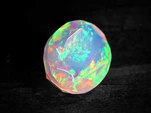 พลอยโอปอลสีขาวธรรมชาติคุณภาพสูงจากเอธิโอเปีย รูปทรงวงรีเจียระไนสวยงาม  หินประจำเดือนตุลาคม - Product Image 4