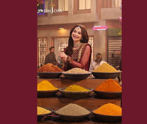 Hania Amir Trayendo Asim Jofa BORDADO TORCIDO SEDA Vestido de 3 piezas Cosido por la colección Ssumaira - Product Image 5